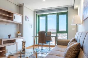 een woonkamer met een bank en een tafel bij Eslanzarote Arrecife 360º Rooftop Suite, Super wifi in Arrecife