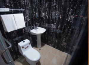 Um banheiro em Pacific Islander Inn