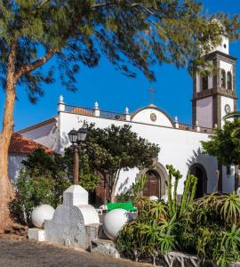 a church with a cross on the front of it at Eslanzarote Arrecife 360º Rooftop Suite, Super wifi in Arrecife