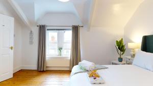 Tempat tidur dalam kamar di Large 2-Bed City Apartment in Cardiff