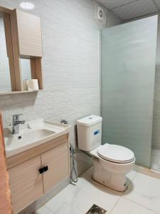 een badkamer met een toilet en een wastafel bij Siwar Luxury Camp in Wadi Rum