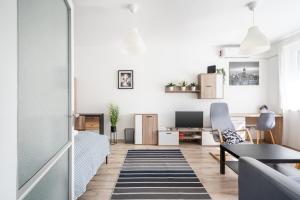 una sala de estar con un sofá y una mesa en Lunar Love Apartment, en Budapest