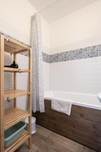 un baño con bañera y lavabo en Lunar Love Apartment, en Budapest