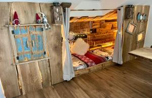 Habitación con puerta abierta a una cabaña de madera en Magnifique appartement Savoie Vue montagne* en Saint-Baldoph