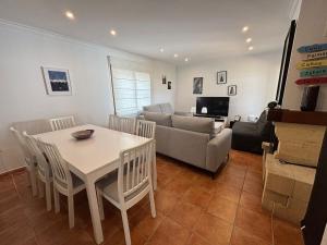a living room with a table and a couch at Chalet Urb Doña Violeta 500m Mar in Chiclana de la Frontera