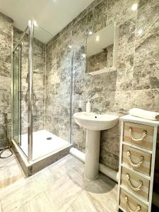 y baño con lavabo y ducha. en The Prince’s Palace Central London Queensway by Wild, en Londres