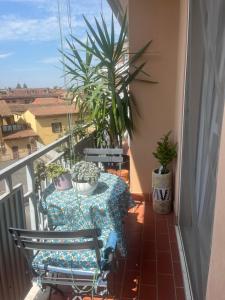 balcone con tavolo e sedie. di Luxury home stanza in appartamento condiviso a Cremona
