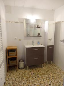 La salle de bains est pourvue d'un lavabo et d'un miroir. dans l'établissement Mas de la Rivoire B&B, à Villevieille