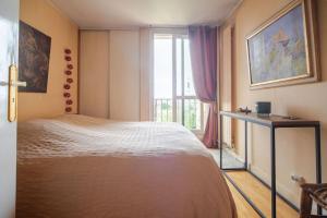 una camera con letto e finestra di Beautiful quiet apartment with views of Paris a Saint-Denis