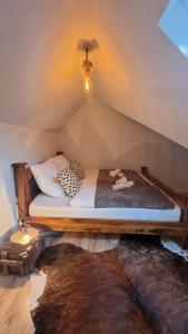 um quarto com uma cama no sótão em Ferienhaus Bühlertal mit 3 Fewos em Bühlertal