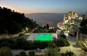 Blick auf einen Pool in einer Stadt in der Unterkunft منتجع وفندق جدارا Jadara Resort & Hotel in Um Qeis