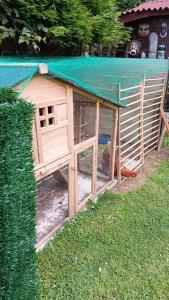 a chicken coop with a hen inside of it at Chez Vladimir in Criquebeuf-en-Caux