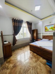 sypialnia z dużym łóżkiem i 2 oknami w obiekcie Khách sạn THUỲ DƯƠNG 1 w Ho Chi Minh