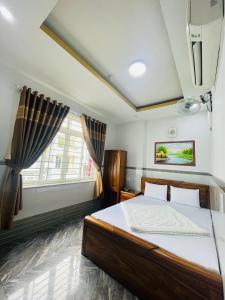 Tempat tidur dalam kamar di Khách sạn THUỲ DƯƠNG 1