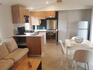 Kuchyň nebo kuchyňský kout v ubytování Mobilhome Vue océan La Costa Breizha + 8 fotografií