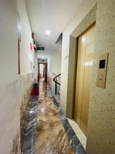 un corridoio di un edificio con un lungo corridoio di Khách sạn THUỲ DƯƠNG 1 ad Ho Chi Minh
