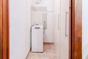 Habitación con baño blanco pequeño con aseo. en 5 minuti dal Mare Casa Elegante con AC e WiFi, en Valledoria 10 fotos más