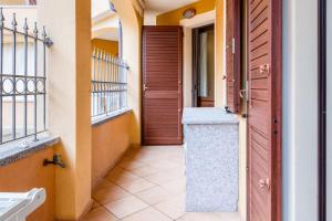 Un pasillo de una casa con una puerta y un suelo de baldosas. en 5 minuti dal Mare Casa Elegante con AC e WiFi, en Valledoria