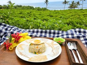 una mesa con un plato de comida en una manta de picnic en Pondok Pisces Balian en Selemadeg