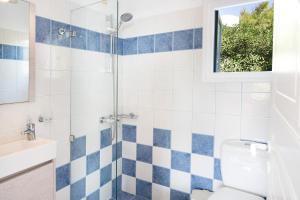 Et badeværelse på Sunrock Suites - Villa Pansy