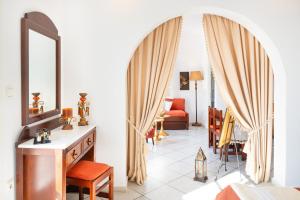 En eller flere senge i et værelse på Sunrock Suites - Villa Pansy