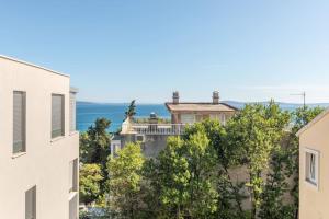 een gebouw met een balkon bovenop een aantal bomen bij Enyoj Marjan, Beaches and View in Split