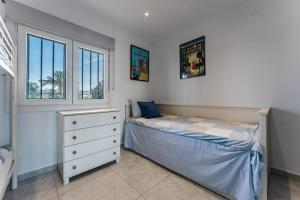 Un dormitorio con una cama, una cómoda y ventanas. en Villa María, en La Cala de Mijas 18 fotos más
