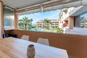Un comedor con una mesa y vistas a un resort. en Villa María, en La Cala de Mijas