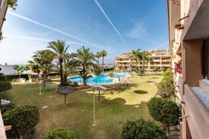 una vista de la piscina en un resort en Villa María, en La Cala de Mijas