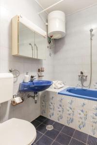 een badkamer met een blauwe wastafel en een toilet bij Enyoj Marjan, Beaches and View in Split