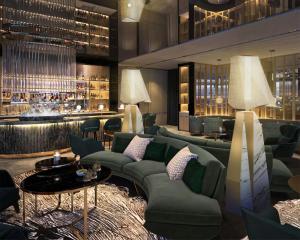 um átrio de hotel com sofás verdes e um bar em Park Hyatt Changsha em Changsha