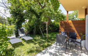 Vonkajšia záhrada v ubytovaní 2 Bedroom Nice Home In Novi Vinodolski