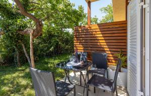 Vonkajšia záhrada v ubytovaní 2 Bedroom Nice Home In Novi Vinodolski
