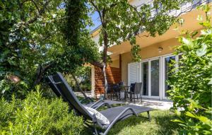 Vonkajšia záhrada v ubytovaní 2 Bedroom Nice Home In Novi Vinodolski
