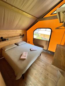 מיטה או מיטות בחדר ב-Glamping Camping Rivabella