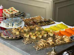 un buffet con bandejas de comida en una mesa en Cobbler by Resident, en Tashkent