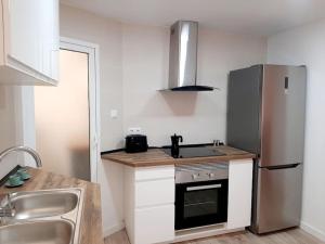 a kitchen with a sink and a refrigerator at Confortable apartamento en Elche in Elche