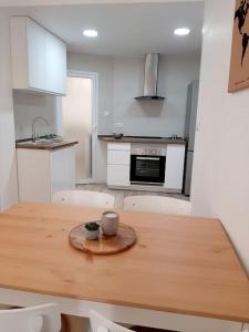 a kitchen with a wooden table with a bowl on it at Confortable apartamento en Elche in Elche