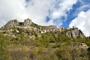 un village au sommet d'une montagne dans l'établissement La Fenière, à Roubion