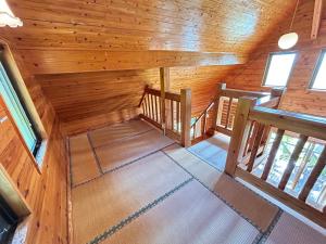 vistas a una cabaña con paredes y techos de madera en Tokashiki Guest House, en Tokashiki