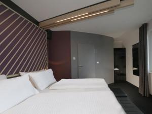 1 Schlafzimmer mit 2 weißen Betten in der Unterkunft B&B Hotel Berlin City-West in Berlin