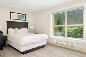 Un pat sau paturi într-o cameră la Lakeview Splendor- 7-BR Penthouse Bliss Rooftop