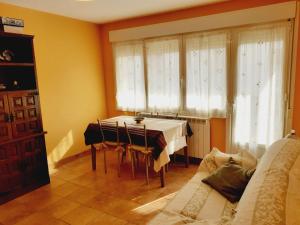 エスカライにあるTenorio-Río Ojaのテーブルと窓のあるダイニングルーム