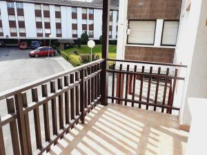 エスカライにあるTenorio-Río Ojaのバルコニー(フェンス付)、駐車場