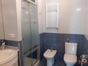 エスカライにあるTenorio-Río Ojaのトイレと洗面台付きのバスルーム +14枚の写真