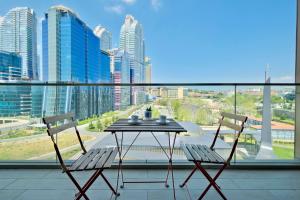 d'une table et de chaises sur un balcon avec vue sur la ville. dans l'établissement AS Maslak by NewInn, à Istanbul