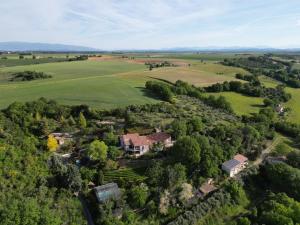 瓦朗索尔Les Chambres d Hôtes de Valensole au pays des lavandes et proche des Gorges du Verdon的田野上大房子的空中景观