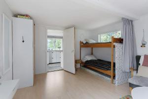 ein Schlafzimmer mit einem Etagenbett in einem Zimmer in der Unterkunft Your Own Island Near Stockholm in Söderala