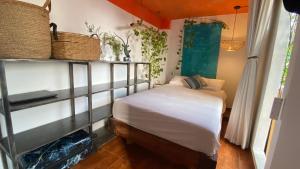 - une petite chambre avec un lit et des étagères dans l'établissement Notre Maison 5 Saigon close Walking street in Thao Dien D2, à Hô-Chi-Minh-Ville
