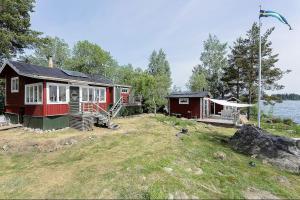 una piccola casa sulla riva di un lago di Your Own Island Near Stockholm a Söderala Altre 17 foto